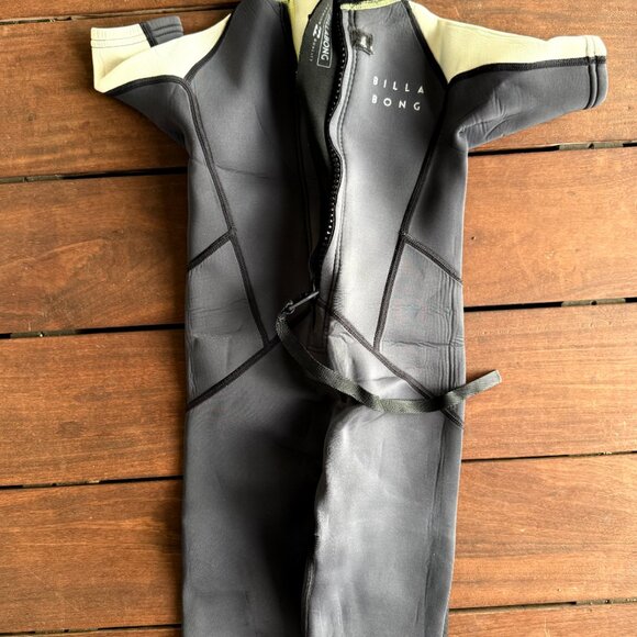 Quicksilver Wetsuit Kids size 6 - Picture 2 of 4